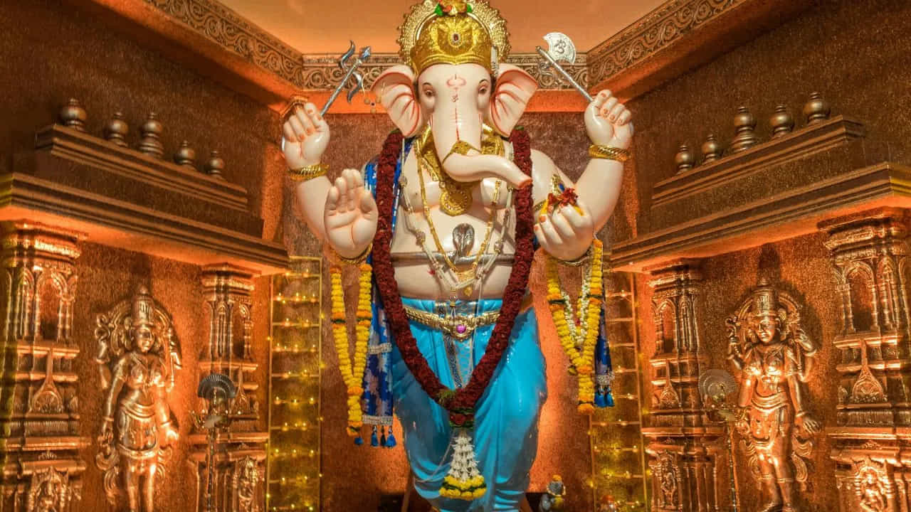 మలేషియా.. మలేషియాలో భారతీయ సంతతికి చెందిన హిందువులు గణేష్ చతుర్థిని భక్తిశ్రద్ధలతో నిర్వహిస్తారు. వివిధ హిందూ దేవాలయాల్లో గణపతికి ప్రత్యేక పూజలు, అలంకరణలు చేస్తారు. పండుగ సందర్భంగా భక్తులు ఆలయాలకు చేరుకుని గణేశుడిని దర్శించుకుంటారు.
