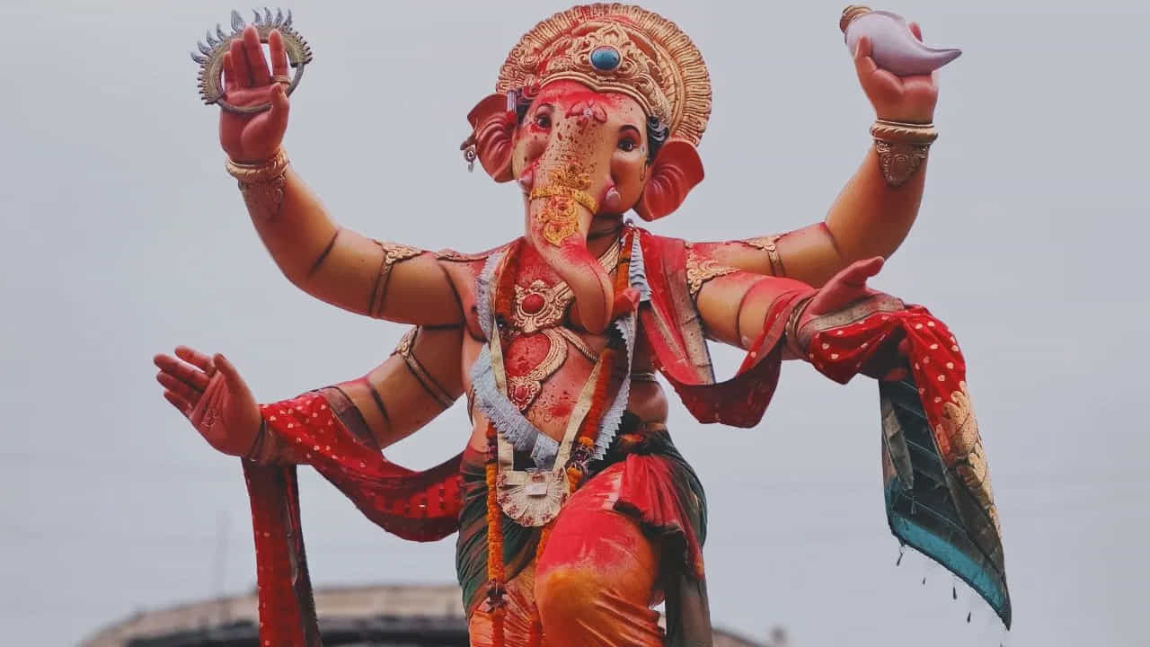 అమెరికా, కెనడా, బ్రిటన్, ఆస్ట్రేలియా.. ప్రపంచంలోని ఇతర దేశాల్లోనూ గణేష్ చతుర్థి వేడుకలు క్రమంగా విస్తరిస్తున్నాయి. అమెరికా, కెనడా, బ్రిటన్, ఆస్ట్రేలియా వంటి దేశాల్లో నివసించే భారతీయులు, ఇతర హిందూ సమాజాలు గణేష్ చతుర్థిని ఘనంగా నిర్వహిస్తున్నారు. ఆయా దేశాల్లోని హిందూ దేవాలయాల్లో ప్రత్యేక పూజలు, భజనలు, సాంస్కృతిక కార్యక్రమాలు జరుగుతాయి. 
