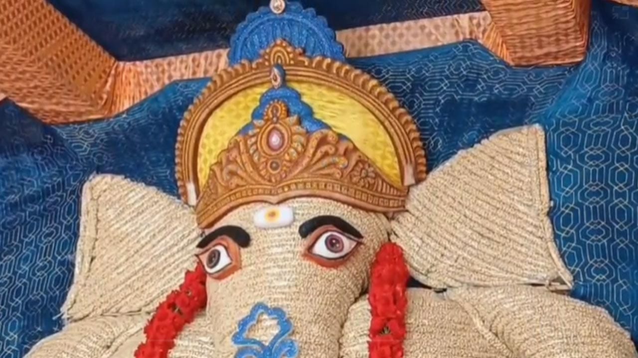 మరోవైపు, కాకినాడ జగన్నాథపురం పరిధిలోని జమ్మిచెట్టు సెంటర్‌లో ఏర్పాటు చేసిన జీడిపప్పు వినాయక విగ్రహం భక్తులను ఆశ్చర్యానికి గురిచేస్తోంది. నిర్వాహకులు ఏకంగా 500 కిలోల నాణ్యమైన జీడిపప్పును ఉపయోగించి ఈ గణపతి విగ్రహాన్ని అత్యంత శోభాయమానంగా రూపొందించారు. విగ్రహం ప్రతి అంగుళంలోనూ జీడిపప్పును అమర్చిన తీరు భక్తుల హృదయాలను ఆకట్టుకుంటోంది. సంప్రదాయం, కళాత్మకత ఉట్టిపడేలా ఉన్న ఈ ప్రతిమను చూడటానికి భారీగా జనాలు తరలివస్తున్నారు.