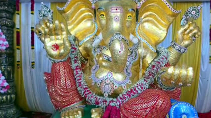 లక్ష.. లక్ష్మీకాసులతో 12 అడుగుల గణపయ్య!