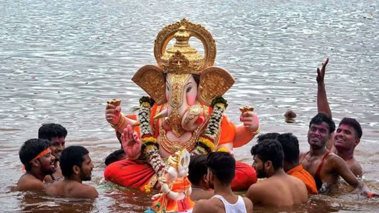 ఇక 7వ రోజు ఎందుకు నిమజ్జనం చేస్తారు అనే ప్రశ్న చాలా మందిలో మొదలు అవుతుంది. అయితే కొంత మంది తమ కుటుంబ గణపతిని చతుర్దశి వరకు ఉంచరు. విగ్రహ ప్రతిష్టాపన కాలవ్యవధి కుటుంబం, ప్రాంతీయ సంప్రదాయాలను బట్టి మారుతూ ఉంటుంది. పంచాంగం ప్రకారం, 3 వరోజు, 5వ రోజు, 7వ రోజు కొన్ని ప్రాంతాలలో తొమ్మిదవ రోజు కూడా నిమజ్జనం చేస్తుంటారు. అంటే బేసీ సంఖ్యల్లో మాత్రమే నిమజ్జనం చేయవచ్చు.  ఇక సాంప్రదాయకంగా అయితే, గణేష్ చతుర్థి తర్వాత 11వ రోజు వచ్చే చతుర్దశి రోజు వినాయకుడిని నిమజ్జనం చేయాలి. కానీ చాలా మంది దీనికి అంటే ముందుగానే నిమజ్జనం చేస్తుంటారు.