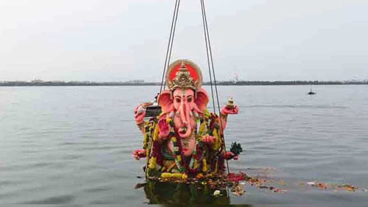ఇక నిమజ్జనం చేయడానికి ముందు కూడా గణపతిని పూజించి గంగమ్మ ఒడిలోకి పంపించాలి. నిమజ్జనానికి ముందు చివరిసారిగా వినాయకుడికి హారతిని ఇచ్చి, పూలు, గరిక, ఉండ్రాళ్లు, పండ్లు నైవేద్యం సమర్పించి, తర్వాత భక్తి శ్రద్ధలతో, పర్యావరణ నిబంధనలు పాటిస్తూ, నిమజ్జనం చేయాలి అని పండితులు సూచిస్తున్నారు.