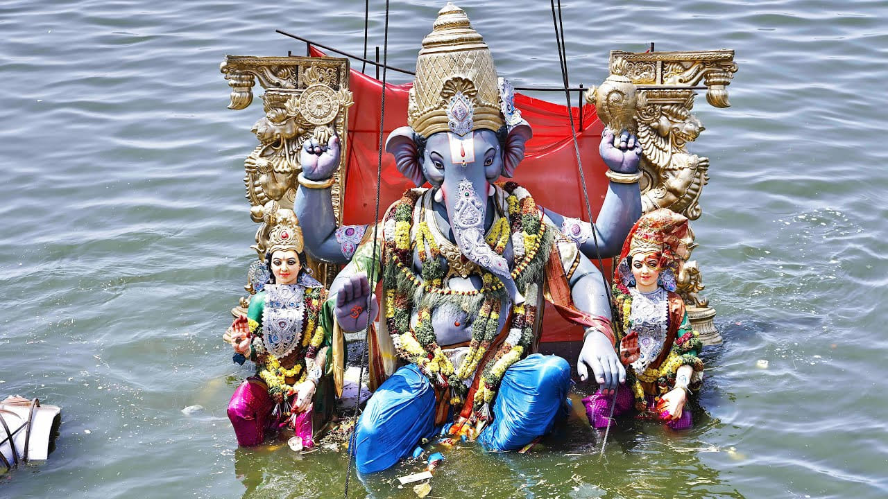 Ganesh Visarjan Rules Telugu: గణేష్ ఉత్సవాల్లో భాగంగా భక్తులు గణపతిని భక్తిశ్రద్ధలతో కొన్ని రోజుల పాటు ఇంట్లో లేదా మండపాల్లో ప్రతిష్ఠించి పూజలు నిర్వహిస్తారు. అనంతరం వినాయక విగ్రహాన్ని నిమజ్జనం చేస్తారు. మత విశ్వాసాల ప్రకారం గణపతి నిమజ్జనానికి ముందు తుది పూజ, సంకల్పం, హారతి వంటి ఆచారాలను పూర్తి చేయడం ముఖ్యంగా భావిస్తారు. అయితే కొన్ని కారణాల వల్ల శుభ సమయానికి నిమజ్జనం చేయడం సాధ్యం కాకపోతే ఏం చేయాలి? శుభ సమయం లేకుండా గణపతికి వీడ్కోలు పలకవచ్చా? నిమజ్జనం సమయంలో పాటించాల్సిన ముఖ్యమైన నియమాలు ఏమిటో తెలుసుకుందాం.