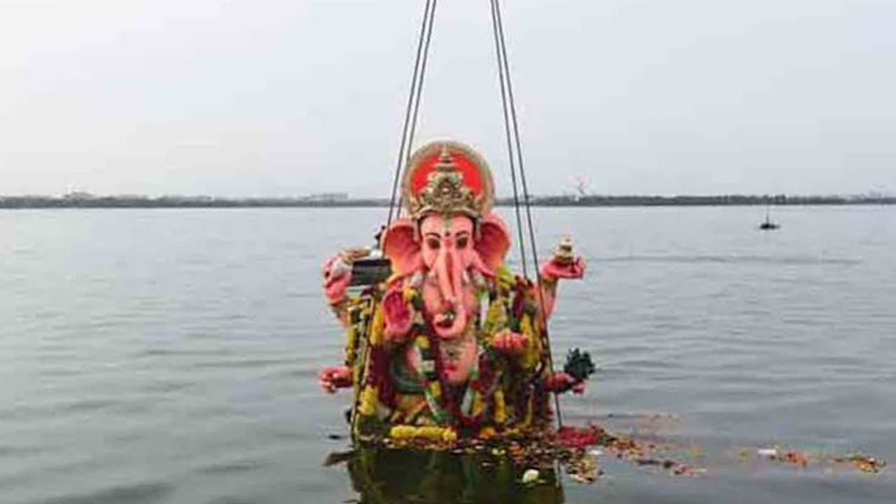 అనంత చతుర్దశి రోజున గణపతి నిమజ్జనం..
గణపతి నిమజ్జనానికి ప్రధానమైన రోజుగా అనంత చతుర్దశిని పరిగణిస్తారు. 2026లో అనంత చతుర్దశి సెప్టెంబర్ 25, శుక్రవారం వచ్చింది. ఈ రోజున భక్తులు తమ సంప్రదాయాలకు అనుగుణంగా గణపతికి తుది పూజ నిర్వహించి నిమజ్జనం చేస్తారు. అనంత చతుర్దశి: సెప్టెంబర్ 25, 2026, శుక్రవారం. చతుర్దశి తిథి ప్రారంభం: సెప్టెంబర్ 25, తెల్లవారుజామున 1:48 గంటలకు. నిమజ్జనానికి సంబంధించిన శుభ సమయం ప్రాంతాన్ని బట్టి మారే అవకాశం ఉంటుంది. అందువల్ల మీ నగరానికి సంబంధించిన పంచాంగం ప్రకారం నిమజ్జన సమయం, రాహుకాలం వంటి వివరాలను ముందుగా తెలుసుకోవడం మంచిది.