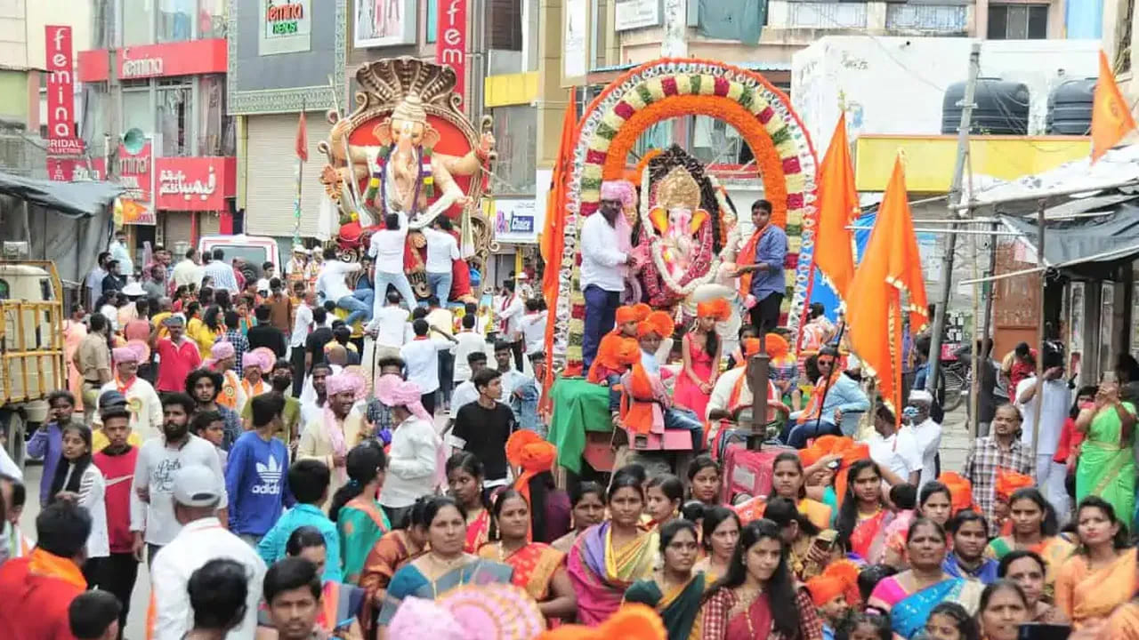 శుభ సమయం లేకుండా గణపతి నిమజ్జనం చేయవచ్చా?.. మత విశ్వాసాల ప్రకారం, కొన్ని ప్రత్యేక పరిస్థితుల్లో శుభ సమయం లేకపోయినా గణపతి నిమజ్జనం చేయవచ్చని భావిస్తారు. అయితే వీలైనంత వరకు శుభ సమయం లేదా అనుకూలమైన ఘడియాను చూసుకుని బప్పాకు వీడ్కోలు పలకడం మంచిదిగా పరిగణిస్తారు. ముఖ్యంగా రాహుకాలం లేదా అశుభ ఘడియాల్లో నిమజ్జనం చేయకుండా ఉండాలని సంప్రదాయాలు సూచిస్తాయి. ఉదయం, మధ్యాహ్నం లేదా సాయంత్రం లభించే అనుకూల సమయాల్లో నిమజ్జనం చేయవచ్చు. అయితే సమయం కంటే భక్తిశ్రద్ధలు, కుటుంబ సంప్రదాయాలను కూడా పరిగణనలోకి తీసుకోవడం ముఖ్యమని భావిస్తారు. నిమజ్జనానికి ముందు గణపతికి తుది పూజ, నైవేద్యం, హారతి నిర్వహించి, పూజలో జరిగిన పొరపాట్లకు క్షమాపణ కోరిన తర్వాతే విగ్రహాన్ని నిమజ్జనానికి తీసుకెళ్లడం సంప్రదాయం.