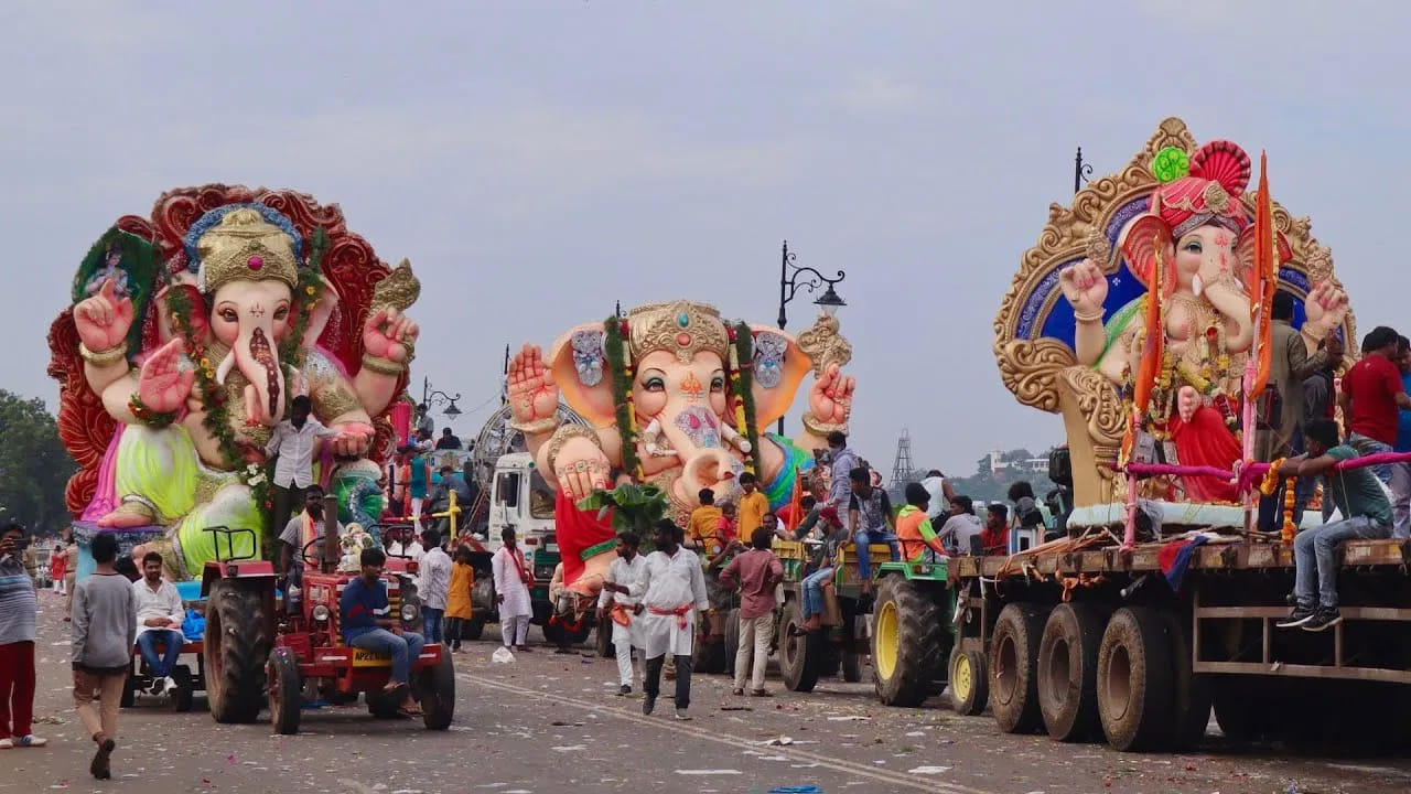 నిమజ్జనం సమయంలో పాటించాల్సిన కొన్ని ఆచారాలు..
బప్పా విగ్రహం దిశ: కొన్ని ప్రాంతీయ సంప్రదాయాల ప్రకారం గణేశుడి విగ్రహాన్ని ఇంటి నుంచి బయటకు తీసుకెళ్లేటప్పుడు బప్పా ముఖం ఇంటి వైపు ఉండేలా తీసుకెళ్తారు. గణపతి ఇంటి నుంచి బయలుదేరి తిరిగి రావాలని కోరుకునే భావనకు ఇది ప్రతీకగా భావిస్తారు. అయితే ఈ ఆచారం కుటుంబం, ప్రాంతాన్ని బట్టి మారవచ్చు.
అలంకరణలను వెంటనే తొలగించవద్దు: కొన్ని సంప్రదాయాల్లో గణపతి నిమజ్జనం పూర్తయిన వెంటనే పూజా వేదికను పూర్తిగా తొలగించకుండా, మరుసటి రోజు శుభ్రం చేస్తారు. ఈ విధానం కూడా కుటుంబ ఆచారాలపై ఆధారపడి ఉంటుంది.
పూజా సామగ్రిని గౌరవంగా పారవేయండి: గణపతి పూజలో ఉపయోగించిన పూలు, పూలమాలలు, ఆకులు, ఇతర పూజా సామగ్రిని సాధారణ చెత్తతో కలపకుండా గౌరవప్రదంగా పారవేయడం మంచిది. పర్యావరణ పరిరక్షణ కోసం సహజ పదార్థాలను వేరు చేసి, స్థానిక నిబంధనలకు అనుగుణంగా పారవేయాలి.