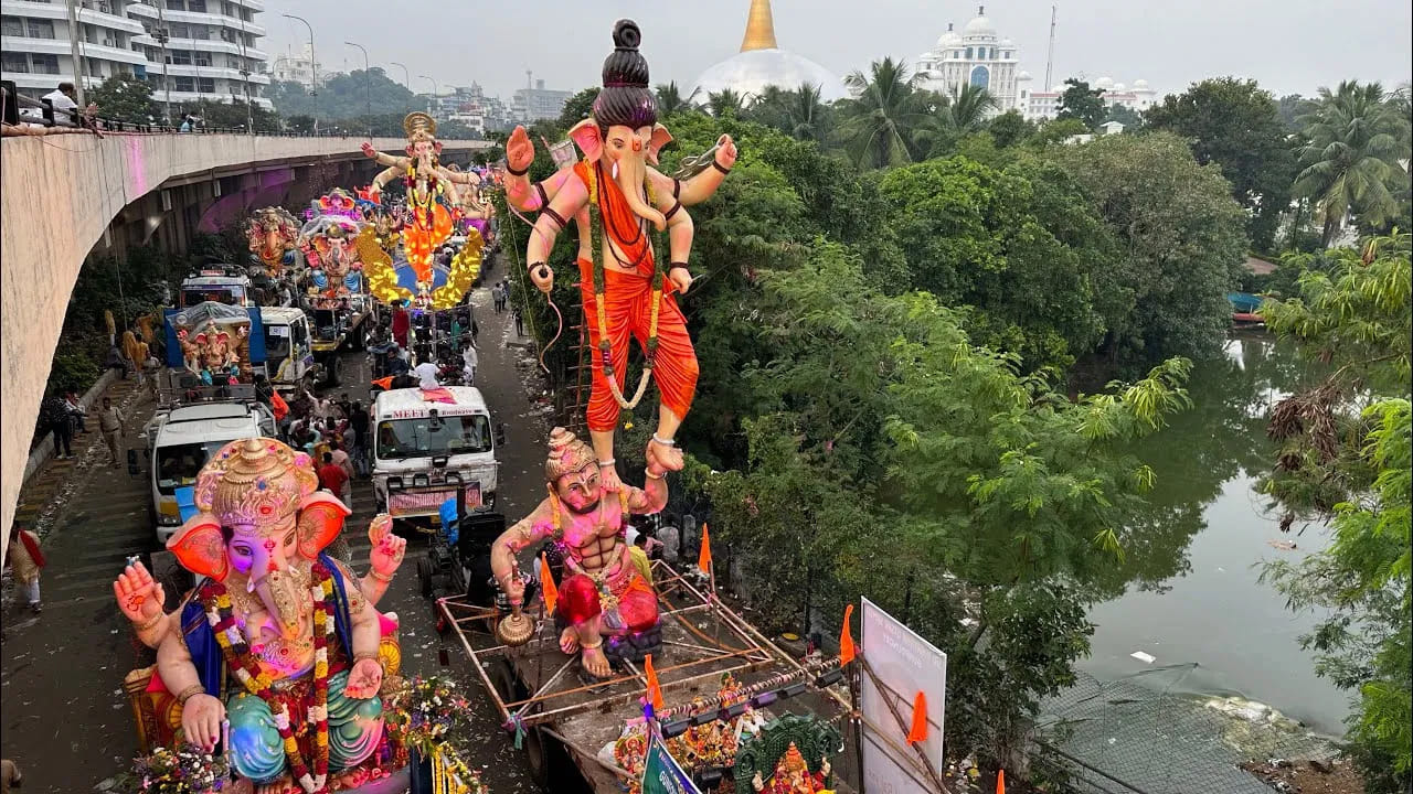 గణపతి నిమజ్జనం విధానం..
తుది పూజ, హారతి: నిమజ్జనానికి ముందు కుటుంబ సంప్రదాయం ప్రకారం గణపతికి పూజ నిర్వహించి, స్వచ్ఛమైన నీటిని సమర్పించవచ్చు. అనంతరం మోదకాలు లేదా ఇతర నైవేద్యాలను సమర్పించి తుది హారతి ఇవ్వాలి.
క్షమాపణ కోరుతూ ప్రార్థన: పూజలో తెలిసీ తెలియక జరిగిన పొరపాట్లకు గణపతిని క్షమించమని ప్రార్థించాలి. వచ్చే ఏడాది బప్పా తిరిగి రావాలని, కుటుంబంలో శాంతి, సంతోషం నెలకొనాలని కోరుకోవచ్చు.
నిమజ్జనానికి ముందు ఆచారబద్ధమైన స్నానం: కొన్ని కుటుంబ సంప్రదాయాల్లో నిమజ్జనానికి ముందు గణపతి విగ్రహానికి నీటిని సమర్పించడం లేదా పవిత్ర జలంతో ఆచారబద్ధంగా స్నానం చేయించే విధానం ఉంటుంది. మీ కుటుంబ సంప్రదాయం ఉంటే దానికి అనుగుణంగా ఈ ఆచారాన్ని నిర్వహించవచ్చు.