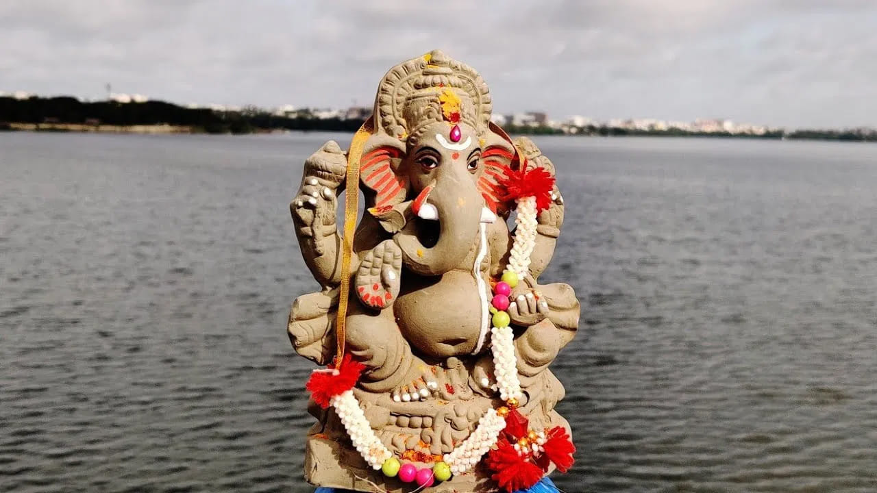 పరిశుభ్రతకు ప్రాధాన్యత: నిమజ్జనం సమయంలో పూజా స్థలం, పరిసరాలు పరిశుభ్రంగా ఉండేలా చూసుకోవాలి. పూజా సామగ్రిని ఎక్కడపడితే అక్కడ వేయకుండా, పర్యావరణానికి హాని కలగకుండా నిమజ్జనం నిర్వహించడం మంచిది.
మొత్తంగా, గణపతి నిమజ్జనం సమయంలో శుభ సమయం, తుది పూజ, నైవేద్యం, హారతి, క్షమాపణ ప్రార్థన వంటి ఆచారాలను మీ కుటుంబ సంప్రదాయాలకు అనుగుణంగా పాటించవచ్చు. నిమజ్జనం సందర్భంగా భక్తిశ్రద్ధలతో పాటు పర్యావరణ పరిరక్షణ, పరిశుభ్రతకు కూడా ప్రాధాన్యత ఇవ్వడం మంచిది. (Disclaimer: ఈ వివరాలు మత విశ్వాసాలు, సంప్రదాయాలు, పంచాంగ సమాచారంపై ఆధారపడి ఉంటాయి. ప్రాంతం, కుటుంబ ఆచారాలను బట్టి నియమాలు మారవచ్చు.)