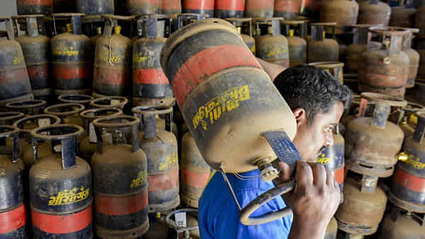Gas Cylinder: గ్యాస్ వినియోగదారులకు కేంద్రం బిగ్ అలర్ట్.. రేపే చివరి అవకాశం.. ఛాన్స్ మిస్ అవ్వొద్దు..