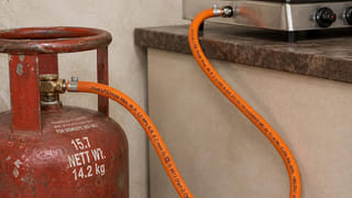 Gas Cylinder: కేంద్రం ఎల్పీజీ సిలిండర్ రూల్స్.. గ్యాస్ పైప్ ఖచ్చితంగా ఎన్ని ఏళ్లకు మార్చుకోవాలంటే..?