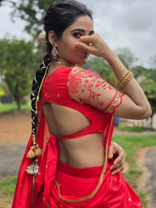 నెట్టింట గత్తరలేపుతున్న సీరియల్ విలన్.. అందంతో చంపేస్తుందిగా..