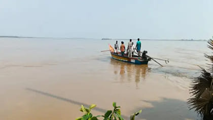 బంగారం కోసం మహిళను గోదావరిలోకి తోశాడా?