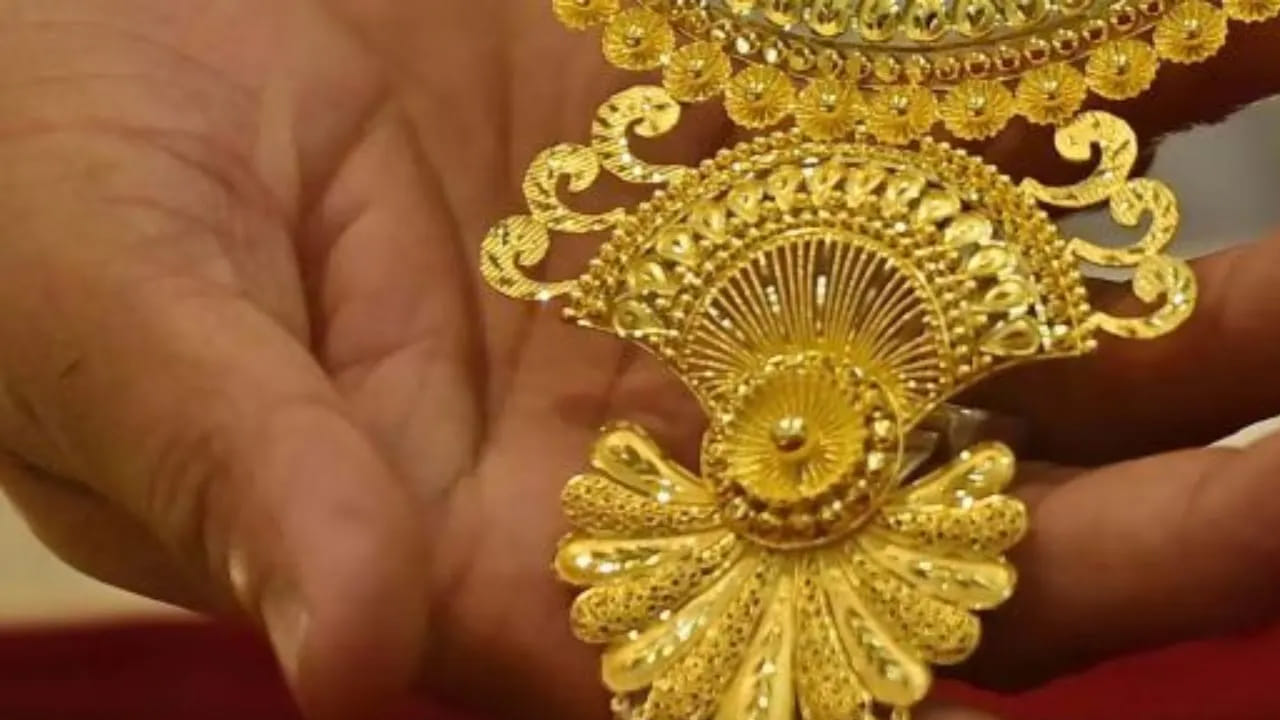 బంగారం ధరలు భగ్గుమంటున్నాయి. ఈ వారంలో ధరలు పుంజుకుంటున్నాయి. భారత్పై 100 శాతం దిగుమతి సుంకాలు విధించే బిల్లుపై అమెరికా అధ్యక్షుడు డొనాల్డ్ ట్రంప్ సంతకం చేసిన క్రమంలో మార్కెట్లలో అనిశ్చితి నెలకొంది. దీంతో గోల్డ్లోకి పెట్టుబడులు వస్తుండటంతో ఈ లోహానికి డిమాండ్ పెరిగింది. దీంతో ధరలు ఎగబాకుతున్నాయి. ముడి చమురు ధరలు తగ్గడంతో, డాలర్ బలపడటంతో పసిడి ధరలపై తీవ్ర ప్రభావం పడుతోంది. సెప్టెంబర్ 19న దేశంలో ధరలు ఎలా ఉన్నాయంటే..