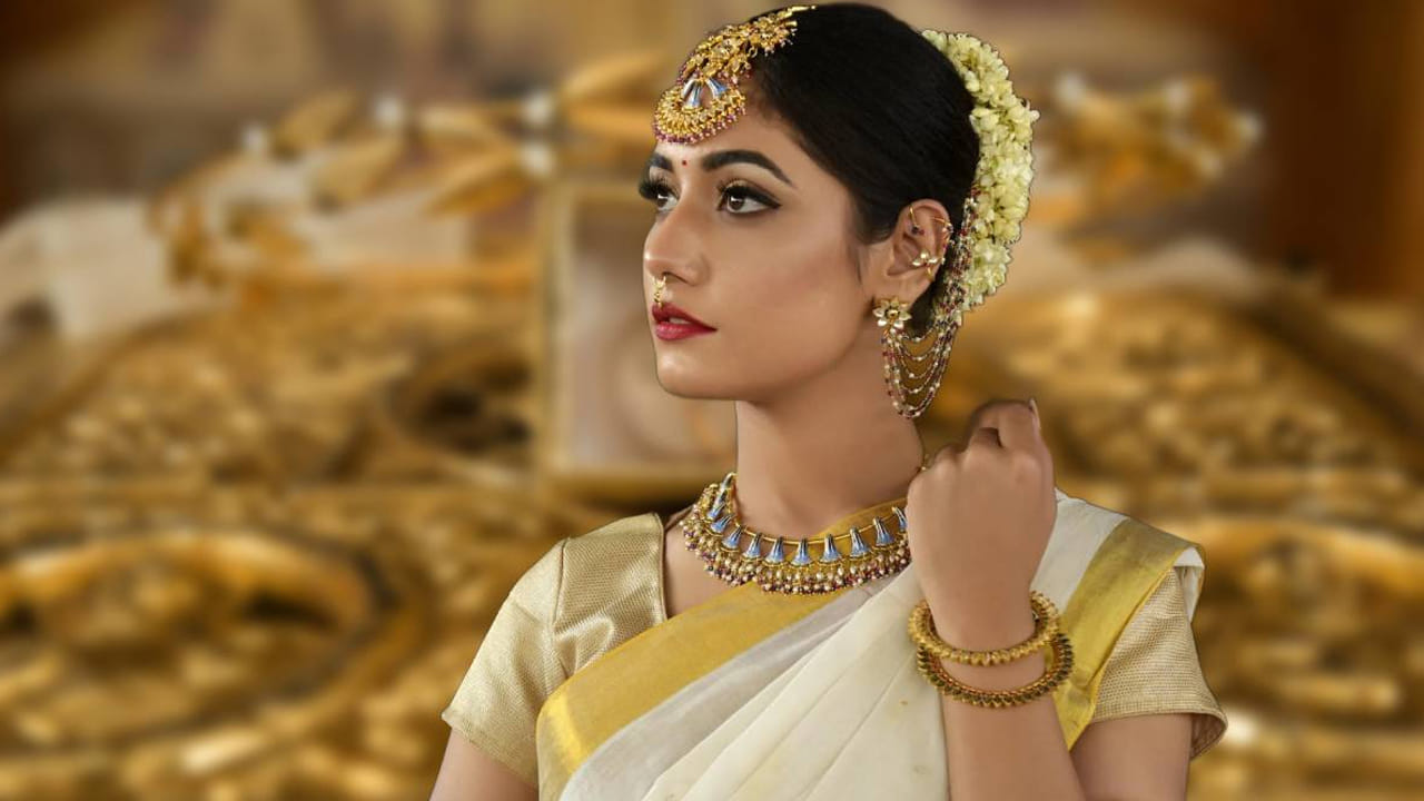 బంగారం కొనుగోలు చేసేవారికి అదిరిపోయే శుభవార్త అందింది. గోల్డ్ రేట్లు ఒక్కసారిగా పడిపోయాయి. గంటల వ్యవధిలోనే ధరలు భారీగా పతనాన్ని నమోదు చేస్తాయి. త్వరలో పండుగలు రానున్న  క్రమంలో బంగారం కొనేందుకు చాలామంది ఆసక్తి చూపిస్తున్నారు. ఈ క్రమంలో ధరలు తగ్గడంతో కొనుగోలుదారులు ఎగిరి గంతేస్తున్నారు. సెప్టెంబర్ 9వ తేదీన దేశంలోని వివిధ సిటీలలో ధరలు ఎలా ఉన్నాయో చూద్దాం.