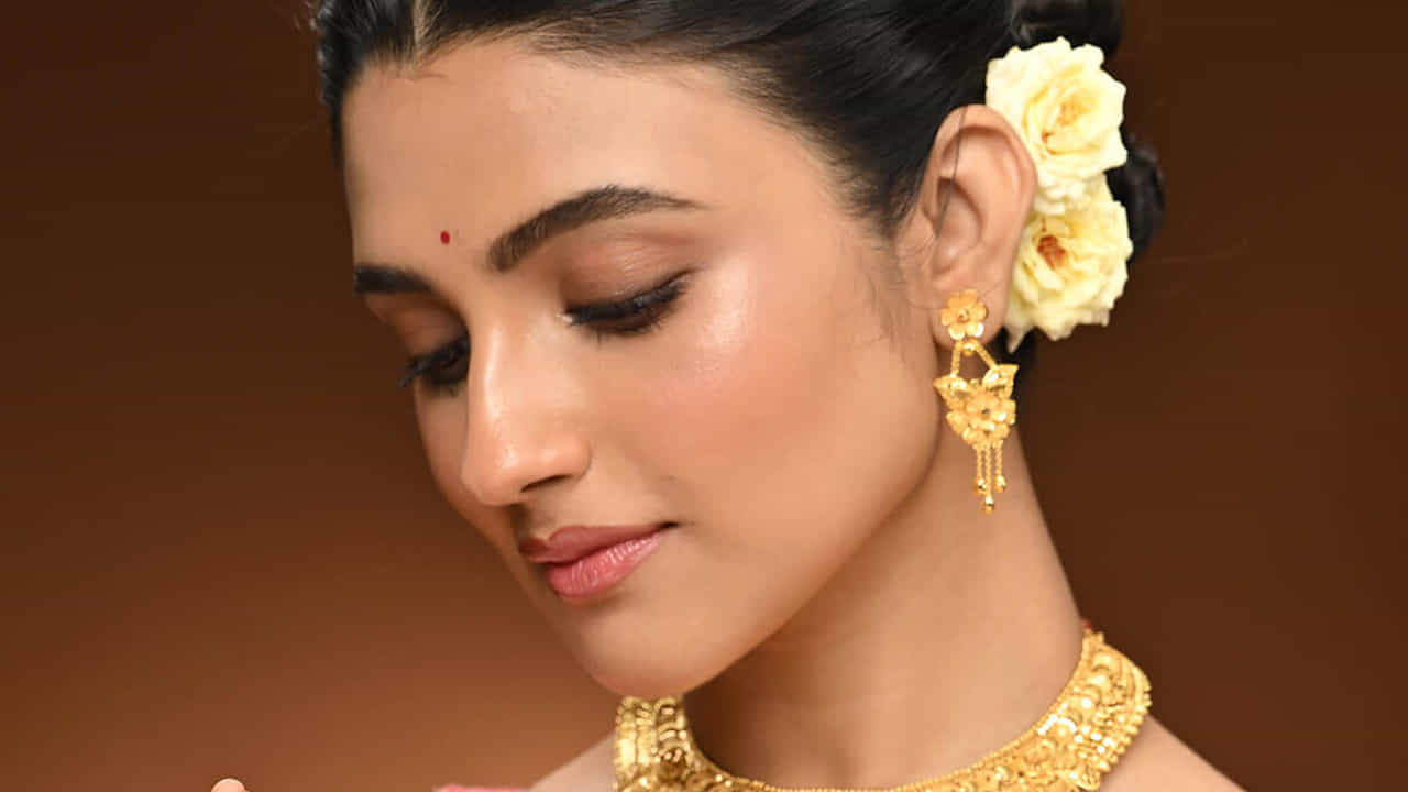 బంగారం కొనుగోలు చేసేవారికి షాకింగ్ న్యూస్. ధరలు ఒక్కసారిగా పెరిగాయి. గంటల వ్యవధిలోనే ధరల్లో మార్పులు చోటుచేసుకున్నాయి. పసిడి ధరల తగ్గుదలకు ఒక్కసారిగా బ్రేక్ పడింది. బంగారం ధరలు ప్రతీ రోజు మారుతూ ఉంటాయి. దీంతో రోజువారీ ధరలను చాలామంది తెలుసుకుంటూ ఉంటాయి. ఇక బంగారం కొనుగోలు చేయాలనుకునేవారు ధరలను పరిశీలిస్తూ ఉంటారు. సెప్టెంబర్ 10వ తేదీన ధరలు ఎలా ఉన్నాయనేది ఒకసారి చూద్దాం.