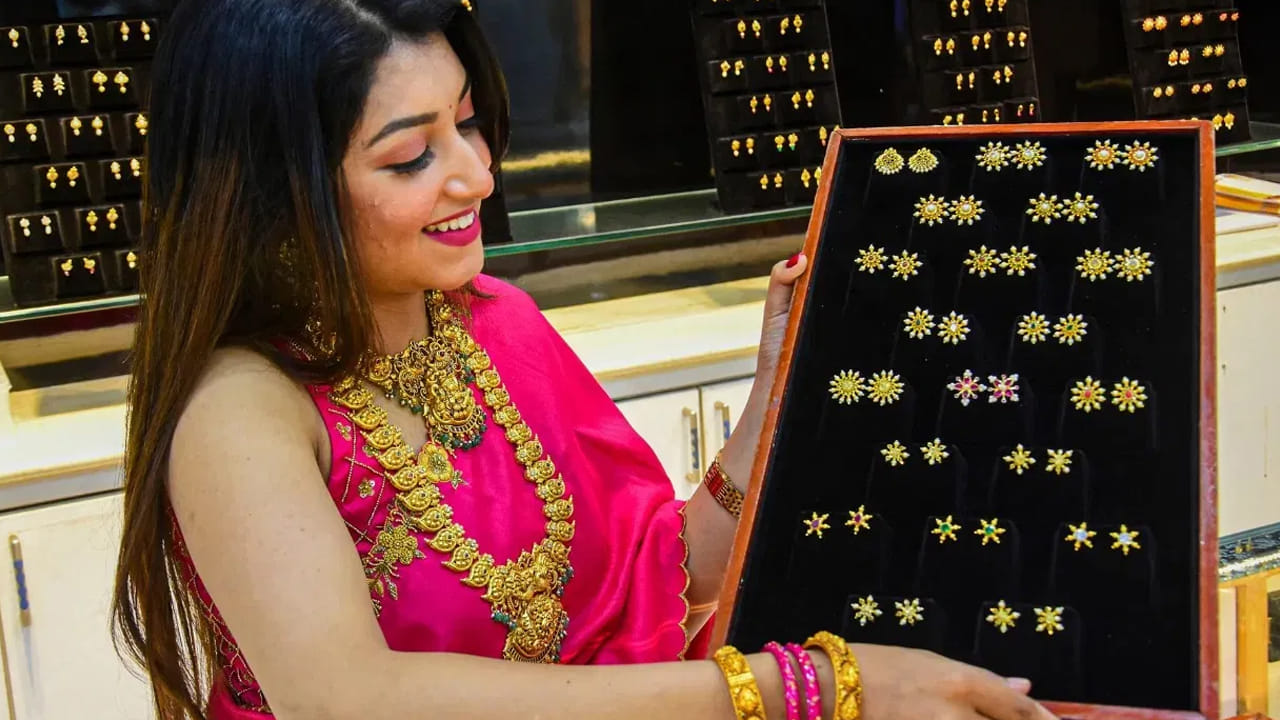  Gold, Silver Prices: బంగారం, వెండి ధరల తగ్గింపు పర్వం కొనసాగుతోంది. గతంలో పరుగులు పెట్టిన  బంగారం, వెండి ధరలు ఇప్పుడు రికార్డు స్థాయిలో దిగి వస్తున్నాయి. దీంతో మహిళలకు భారీ ఊటర కలిగిస్తున్నాయి. బంగారం, వెండి ధరలు తగ్గుముఖంపై వినియోగదారులు హర్షం వ్యక్తం చేస్తున్నారు. ఈ తగ్గింపు దోరణి ఇలాగే కొనసాగితే బాగుండని కోరుతున్నారు. ప్రస్తుతం సెస్టెంబర్‌ 2న భారీగా తగ్గింది. తులం బంగారంపై ఏకంగా 2,070 రూపాయలు తగ్గింది. వెండిపై 5 వేల రూపాయలు తగ్గింది.