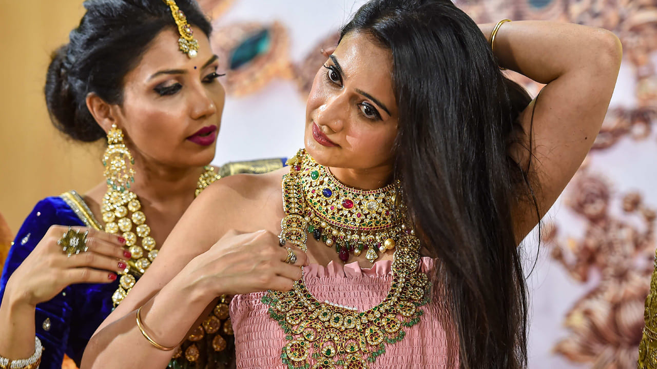 Gold Prices: ఒక్కసారిగా బంగారం ధరల్లో ఊహించని మార్పులు.. ఉన్నట్లుండి తారుమారు.. ఇవాల్టీ ధరలు ఇవే.. – general Gold Prices: ఒక్కసారిగా బంగారం ధరల్లో ఊహించని మార్పులు.. ఉన్నట్లుండి తారుమారు.. ఇవాల్టీ ధరలు ఇవే.. – general