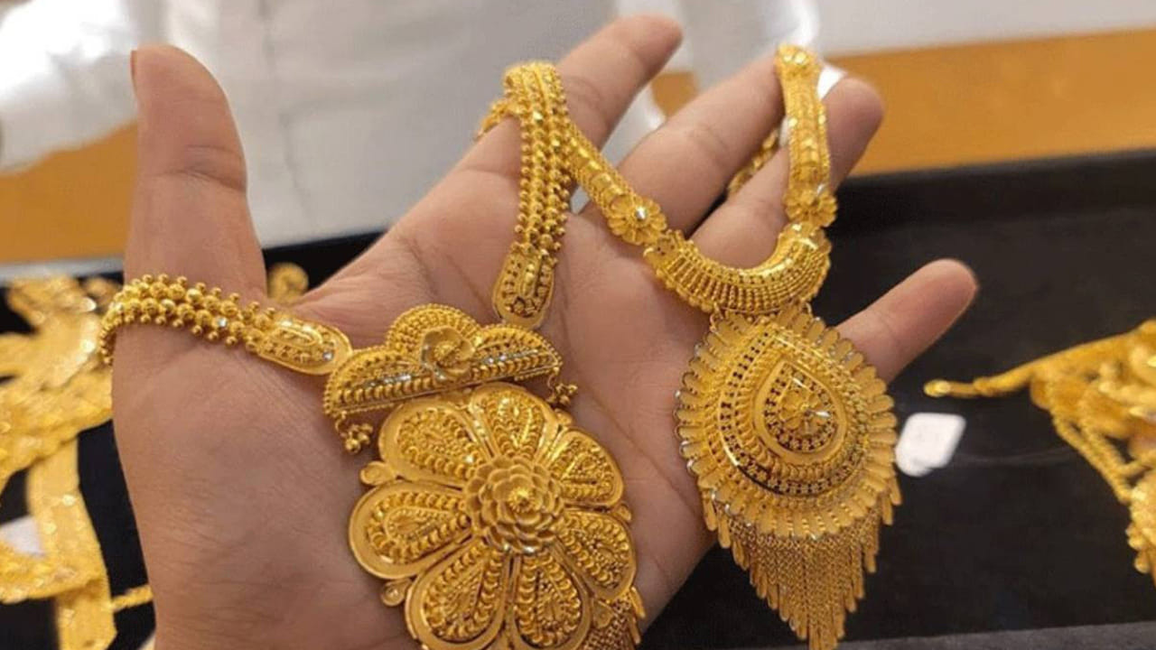 ప్రస్తుతం హైదరాబాద్ బులియన్ మార్కెట్లో 24 క్యారెట్ల బంగారం ధర రూ.1,55,840 వద్ద కొనసాగుతుండగా.. ఇవాళ ఒక్కరోజే రూ.1420 పెరిగాయి. 22 క్యారెట్ల రేటు రూ.1,42,850 వద్ద ట్రేడవుతోండగా.. నేడు రూ.1300 మేర పెరిగాయి. విజయవాడ, విశాఖపట్నంలోనూ ఇవే ధరలు కొనసాగుతున్నాయి.