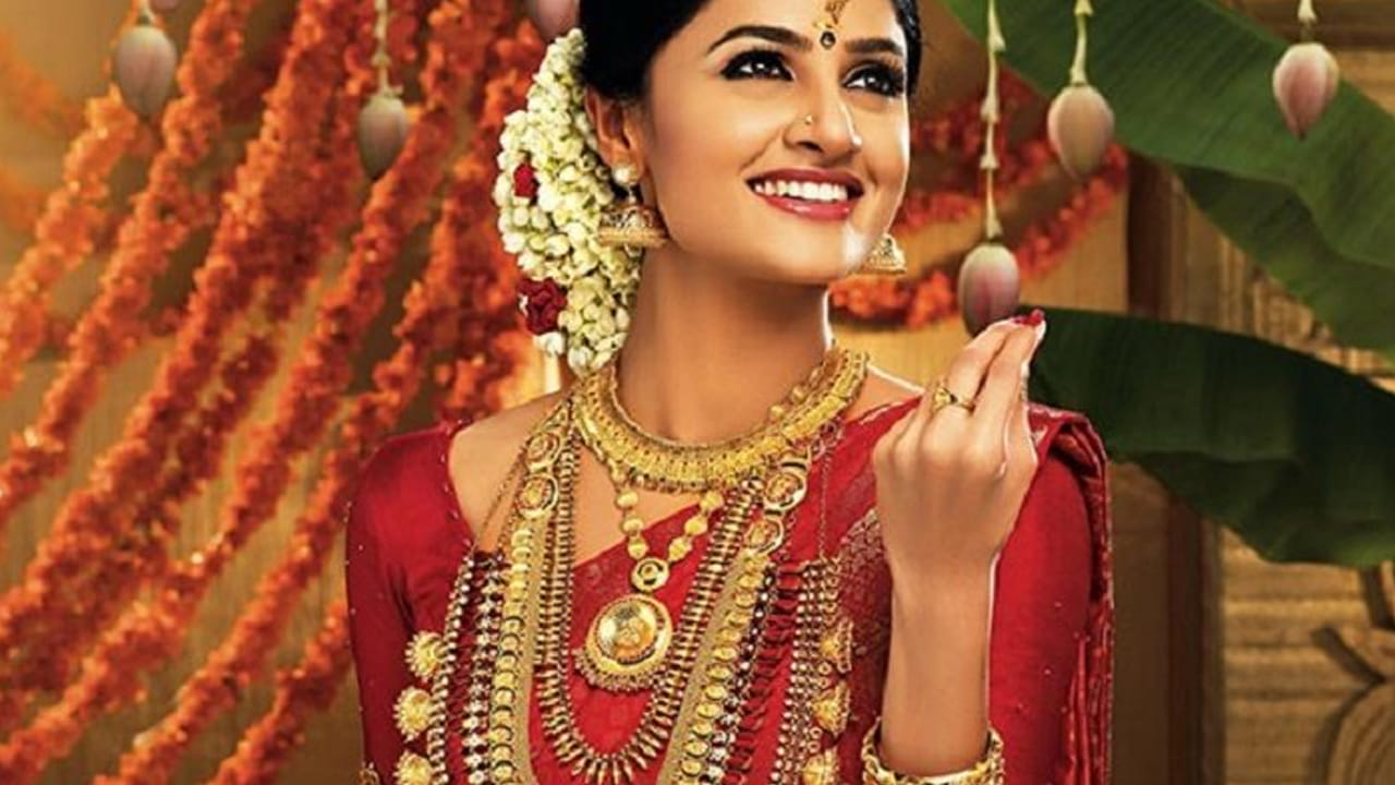 హైదరాబాద్‌లో 10 గ్రాముల 24 క్యారెట్ల స్వచ్చమైన మేలిమి బంగారం రూ.1,54,310 వద్ద కొనసాగుతోండగా.. బుధవారం ఒక్కరోజే రూ.1040 మేర క్రాష్ అయ్యాయి. 22 క్యారెట్ల రేటు రూ.1,41,450గా ఉండగా.. నేడు రూ.950 తగ్గిందని చెప్పవచ్చు. విజయవాడ, విశాఖపట్నంలోనూ ఇవే ధరలు కొనసాగుతున్నాయి.