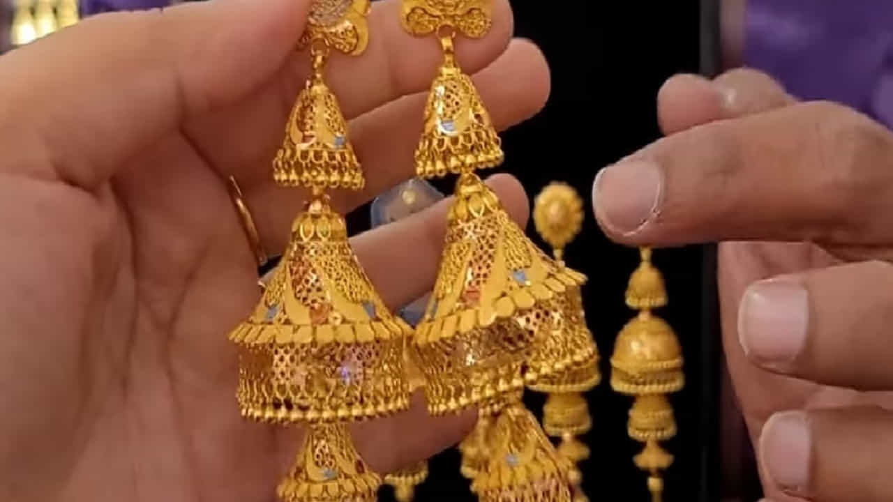 హైదరాబాద్‌లో 24 క్యారెట్ల బంగారం ధర రూ.1,54,800 వద్ద కొనసాగుతోండగా.. ఇవాళ ఒక్కరోజే రూ.160 పెరిగింది. ఇక 22 క్యారెట్ల రేటు రూ.1,41,700గా ఉండగా.. నేడు రూ.150 పెరిగింది. విజయవాడ, విశాఖపట్నంలోనూ ఇవే ధరలు కొనసాగుతున్నాయి.
