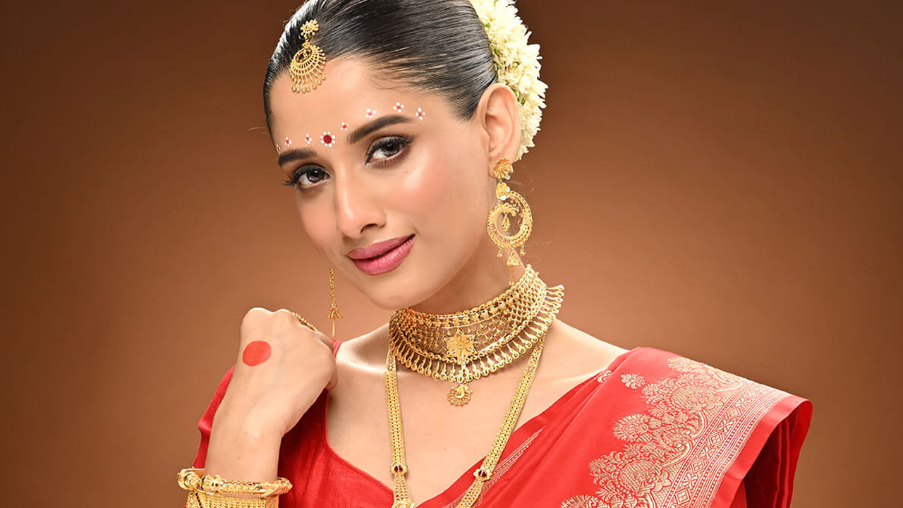 బెంగళూరులో 24 క్యారెట్ల బంగారం ధర రూ.1,54,310, 22 క్యారెట్ల రేటు రూ.1,41,150 వద్ద కొనసాగుతున్నాయి. నిన్నటితో పోల్చుకుంటే రూ.వెయ్యి మేర డౌన్ అయ్యి ఊరట కల్పించాయి. చెన్నైలో 24 క్యారెట్ల బంగారం ధర రూ.1,55,680 వద్ద కొనసాగుతుండగా.. 22 క్యారెట్ల రేటు రూ.1,42,710 వద్ద ట్రేడవుతున్నాయి. 
