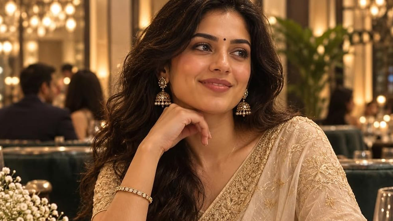 డిల్లీలో 24 క్యారెట్ల గోల్డ్ ధర రూ.1,55,510 వద్ద కొనసాగుతుండగా.. 22 క్యారెట్ల రేటు రూ.1,42,560గా ఉంది. వెండి ధరలు స్థిరంగా కొనసాగుతున్నాయి. ఢిల్లీలో కిలో వెండి ధర రూ.2,49,900గా ఉండగా.. హైదరాబాద్‌లో రూ.2,54,900గా ఉంది.
