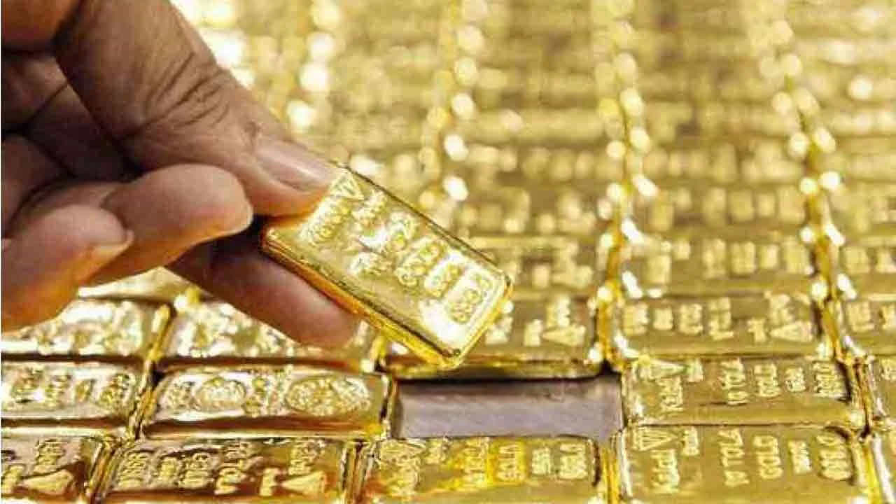 బెంగళూరులో 24 క్యారెట్ల బంగారం ధర రూ.1,54,580 వద్ద ఉండగా.. 22 క్యారెట్ల రేటు రూ.1,41,700కు లభిస్తోంది. ముంబైలో కూడా 24 క్యారెట్లు రూ.1,54,580గా ఉండగా.. 22 క్యారెట్లు రూ.1,41,700 వద్ద ట్రేడవుతోంది.
