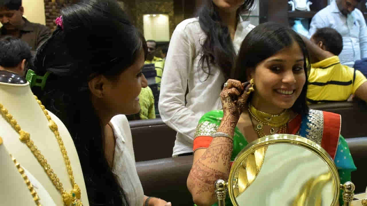Gold Prices: గోల్డ్ ప్రియులకు భారీ ఊరట.. బంగారం ధరలు మరోసారి ఢమాల్.. ఆదివారం రేట్లు ఇలా..