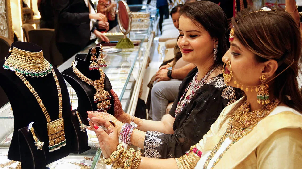 Gold Prices: బంగారం కొనాలనుకునేవారికి భారీ ఊరట.. ధరలు ఒక్కసారిగా పతనం.. తెలుగు రాష్ట్రాల్లో ఇవాళ తులం ఎంతంటే..?
