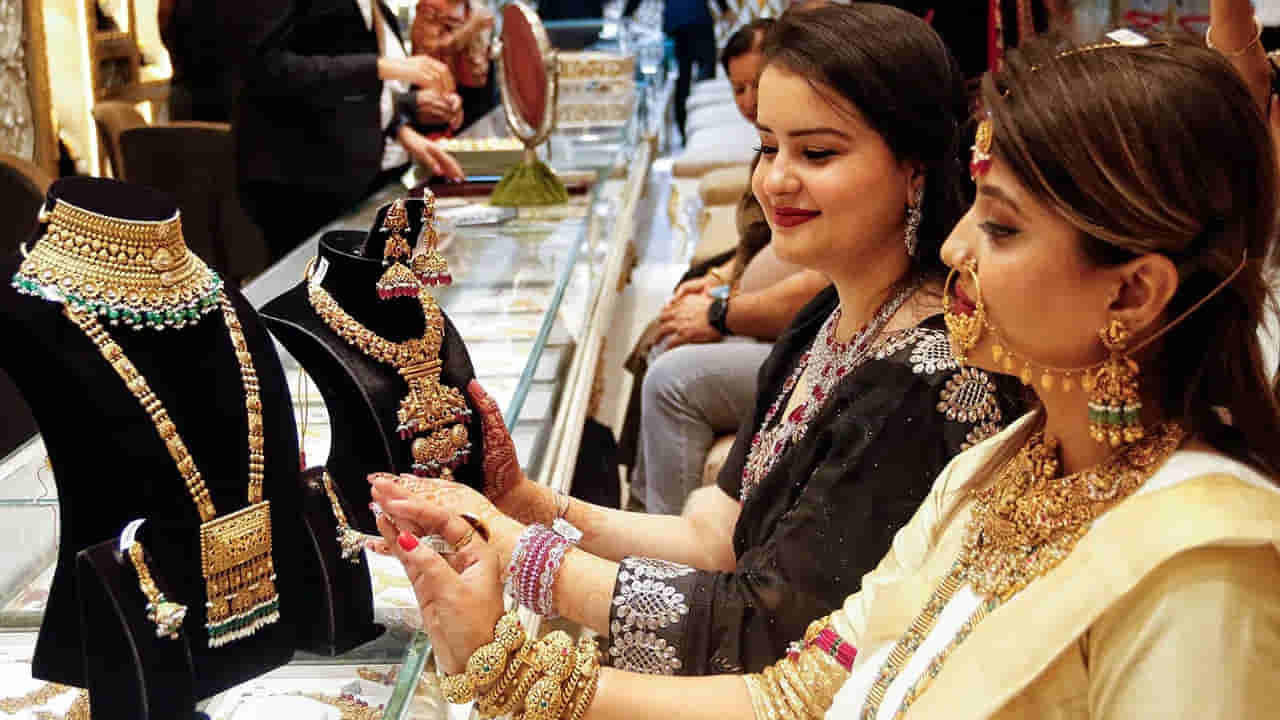 Gold Prices: బంగారం కొనాలనుకునేవారికి భారీ ఊరట.. ధరలు ఒక్కసారిగా పతనం.. తెలుగు రాష్ట్రాల్లో ఇవాళ తులం ఎంతంటే..?