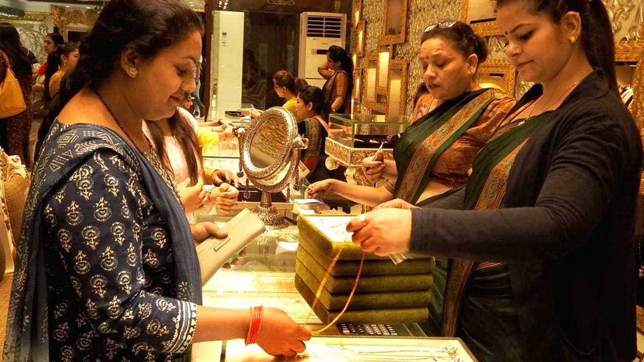 Gold Prices: గోల్డ్ ప్రియులకు భారీ ఊరట.. మళ్లీ దిగొచ్చిన బంగారం ధరలు.. ఆదివారం తులం ఎంతంటే..?