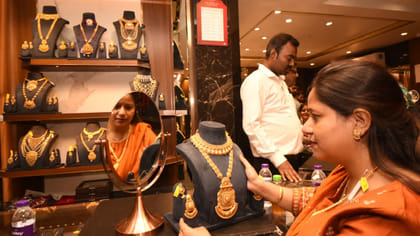 తులం బంగారం రూ.15 లక్షలకు చేరుకుంటుందా..?