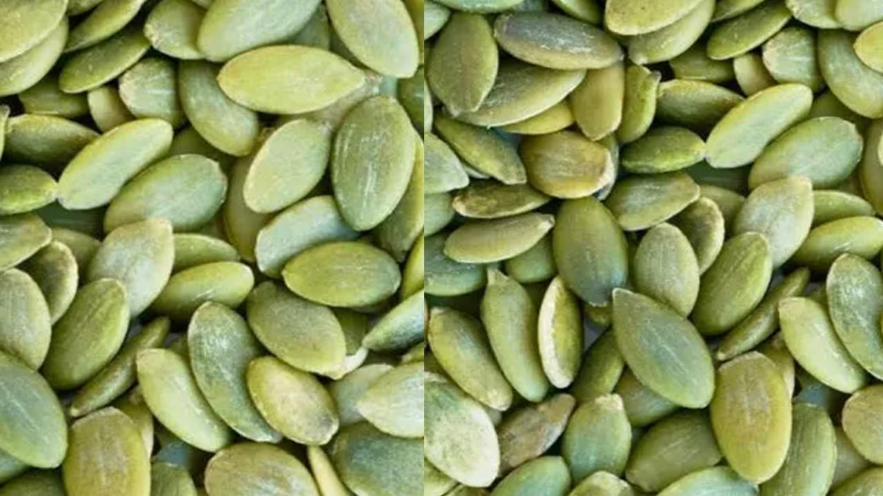 గుమ్మడి గింజలు: ఈ గుమ్మడి గింజల్లో జింక్, మెగ్నీషియం ఎక్కువగా ఉంటాయి.  కంటి మసక , కంటి సంబంధిత సమస్యలకు చెక్ పెట్టగలిగే శక్తి వీటికి ఉంది. ఇవి మీ దృష్టిని మెరుగుపరుస్తాయి.ఇంకా ఒక ఒక టేబుల్ స్పూన్ రాత్రిపూట నానబెట్టుకుని ఉదయాన్నే తింటే చాలా మంచిది. వీటిని తినడం అలవవాటు చేసుకుంటే చూపు మెరుగుపడుతుంది.
