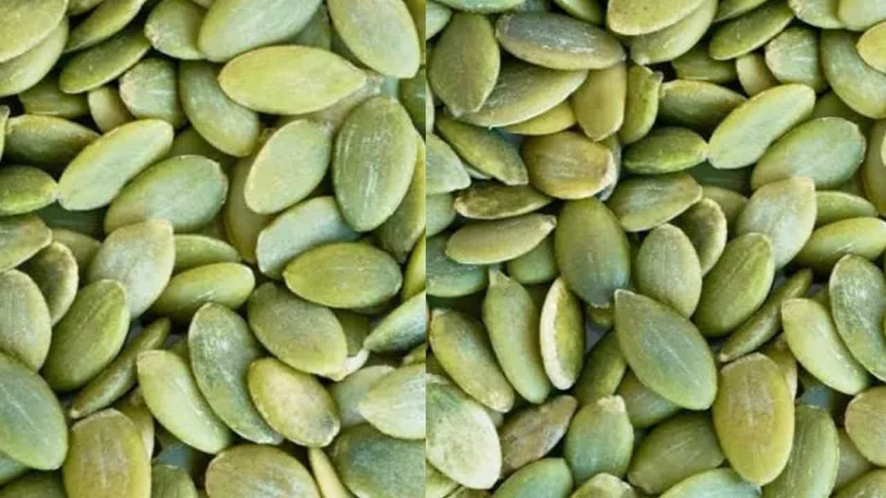 గుమ్మడి గింజలు: ఈ గుమ్మడి గింజల్లో జింక్, మెగ్నీషియం ఎక్కువగా ఉంటాయి. కంటి మసక , కంటి సంబంధిత సమస్యలకు చెక్ పెట్టగలిగే శక్తి వీటికి ఉంది. ఇవి మీ దృష్టిని మెరుగుపరుస్తాయి.ఇంకా ఒక ఒక టేబుల్ స్పూన్ రాత్రిపూట నానబెట్టుకుని ఉదయాన్నే తింటే చాలా మంచిది. వీటిని తినడం అలవవాటు చేసుకుంటే చూపు మెరుగుపడుతుంది.
