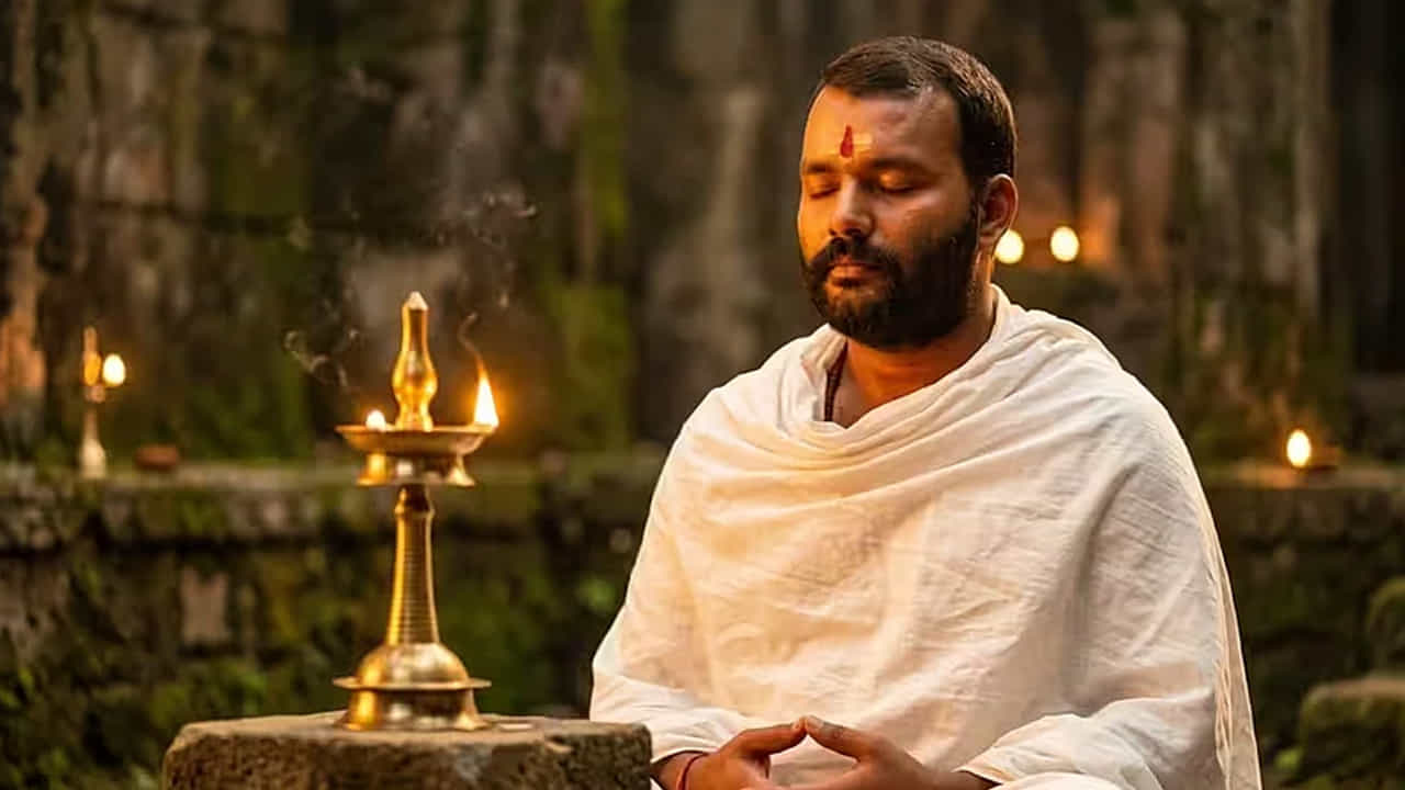 అయితే, సంబంధిత ప్లాట్‌ఫామ్ నుండి ఆ కథకు ఆశించిన స్పందన లభించలేదు. దానికి విరుద్ధంగా, కథను తిరస్కరించిన తీరు, ఉపయోగించిన భాష అవమానకరంగా ఉన్నాయని దర్శకుడు అన్నారు. “నా కథ చెప్పడానికి నేను ఒక ఓటీటీ వేదికకు వెళ్లాను. మహారాజ్‌జీ కథను నా హృదయం కదిలి, కన్నీళ్లు వచ్చేలా చెప్పాను. ఆయన సినిమాను తిరస్కరించిన తీరు, ఆయన వాడిన భాష నాకు అవమానకరంగా అనిపించింది. మేము నిర్మాతలం, మమ్మల్ని వెయ్యిసార్లు తిరస్కరించారు. కానీ ఆయన మాట్లాడిన తీరు చూస్తే, ఆయన మనసులో ఆ కథ గతం నుంచి వచ్చిన చెత్తతో నిండిపోయిందని నాకు అనిపించింది” అని అన్నారు. 