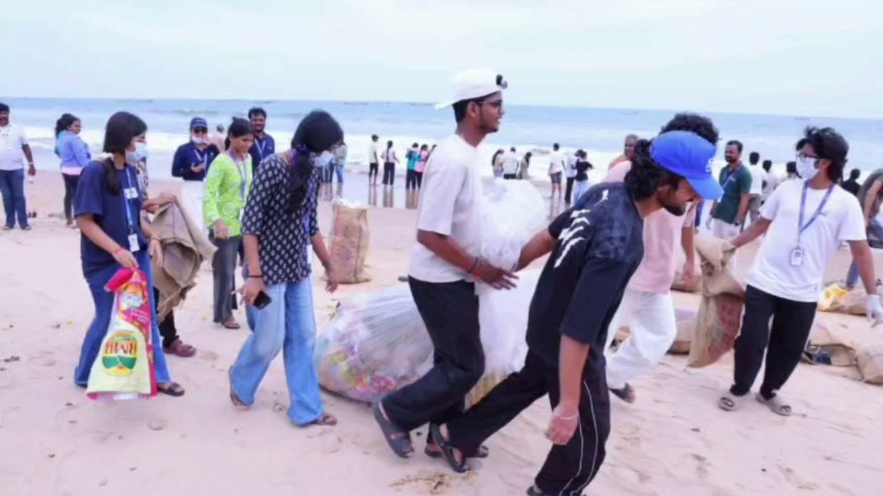 ఏసీ గదులు వదిలి.. ఎండలో చెత్త తొలగింపు.. పర్యావరణ పరిరక్షణకు నడుంకట్టిన టెకీలు