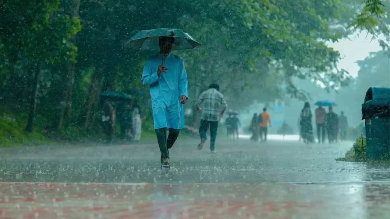ఉత్తర కోస్తా ఆంధ్రప్రదేశ్, యానాంలో రాబోయే మూడు రోజుల పాటు తేలికపాటి నుండి మోస్తరు వర్షాలు లేదా ఉరుములతో కూడిన జల్లులు అనేక చోట్ల కురిసే అవకాశముందని.. అలాగే భారీ నుండి అతి భారీ వర్షాలు ఒకటి లేదా రెండు చోట్ల కురిసే అవకాశముందని వాతావరణ శాఖ స్పష్టం చేసింది. అలాగే ఉరుములతో కూడిన మెరుపులు ఒకటి లేదా రెండు చోట్ల సంభవించే అవకాశముందని.. ఈదురు గాలులు గంటకు 50 -60 కిలోమీటర్ల వేగముతో వీచే ఛాన్స్ ఉందని తెలిపింది.