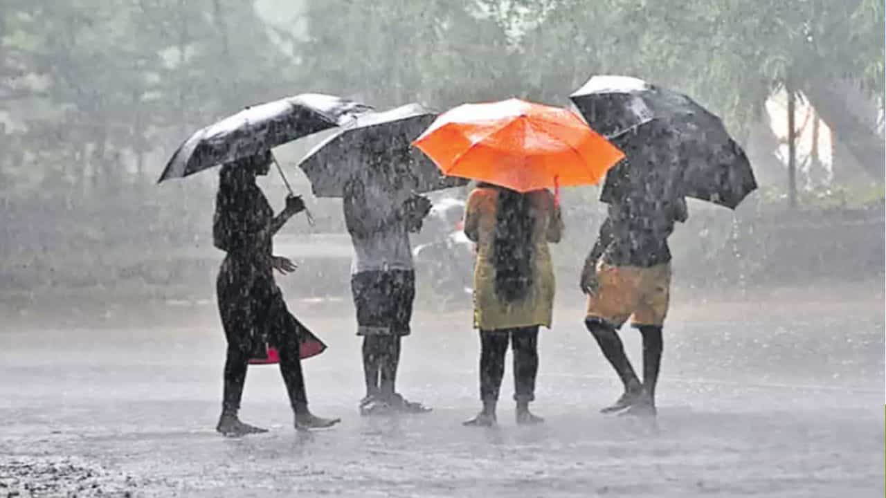 ఇది రాగల 24 గంటల్లో ఇది మరింత బలపడి, ఉత్తర కోస్తా ఆంధ్రప్రదేశ్ - దక్షిణ ఒడిశా మీదుగా పశ్చిమ-వాయువ్య దిశగా కదిలే అవకాశం ఉందని స్పష్టం చేసింది. దీని ప్రభావంతో రాష్ట్రంలో రాగల మూడు రోజులు రాష్ట్రంలో భారీ వర్షాలు కురిసే అవకాశం ఉందని తెలిపింది.