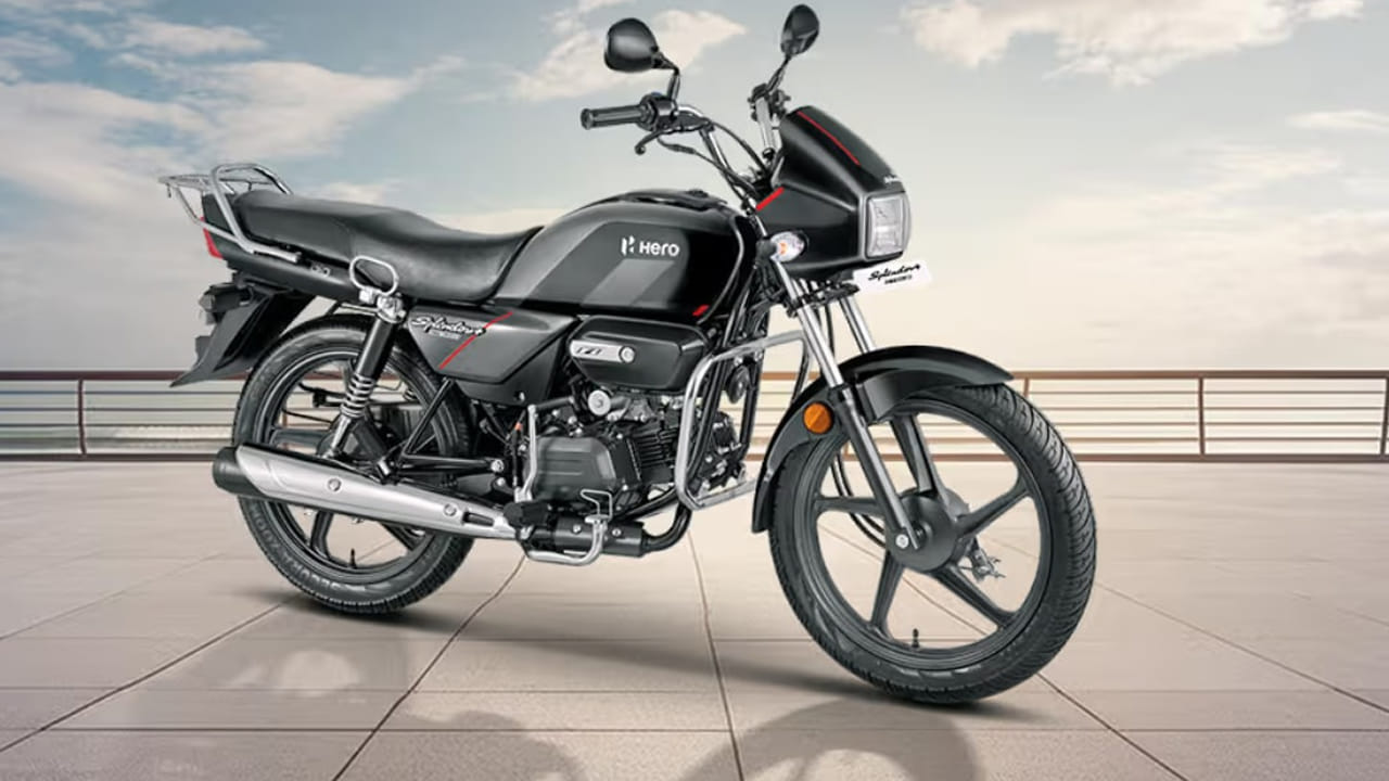 Hero Splendor Plus: మీరు ఆఫీసుకు, మార్కెట్కు లేదా చిన్న చిన్న ప్రయాణాలకు రోజూవారీగా తిరగడానికి, ఎక్కువ మైలేజీ ఇచ్చే బైక్ కొనాలని చూస్తున్నట్లయితే హీరో స్ప్లెండర్ ప్లస్ ఒక మంచి ఎంపిక కావచ్చు. దీని తక్కువ ధర, మంచి మైలేజ్, సాపేక్షంగా తక్కువ నిర్వహణ ఖర్చు ఈ బైక్ను చాలా మంది కస్టమర్లకు ఇష్టమైనదిగా చేశాయి. ఆసక్తికరమైన విషయం ఏమిటంటే, మొత్తం మొత్తాన్ని ఒకేసారి చెల్లించడం సాధ్యం కాకపోతే ఈ బైక్ను ఫైనాన్స్పై కూడా కొనుగోలు చేయవచ్చు.