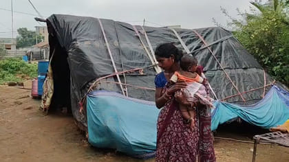 సొంత ఇల్లు లేక.. తల్లి మృతదేహాన్ని ఇంటికి తీసుకెళ్లలేని దుస్థితి