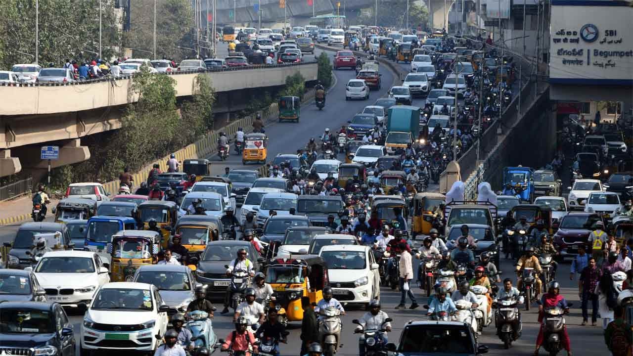 Hyderabad: ఉద్యోగులకు వర్క్ ఫ్రం హోం.. విద్యార్థులకు ఆన్లైన్ క్లాసులు.. హైదరాబాద్ ప్రజలకు ట్రాఫిక్ అలర్ట్..