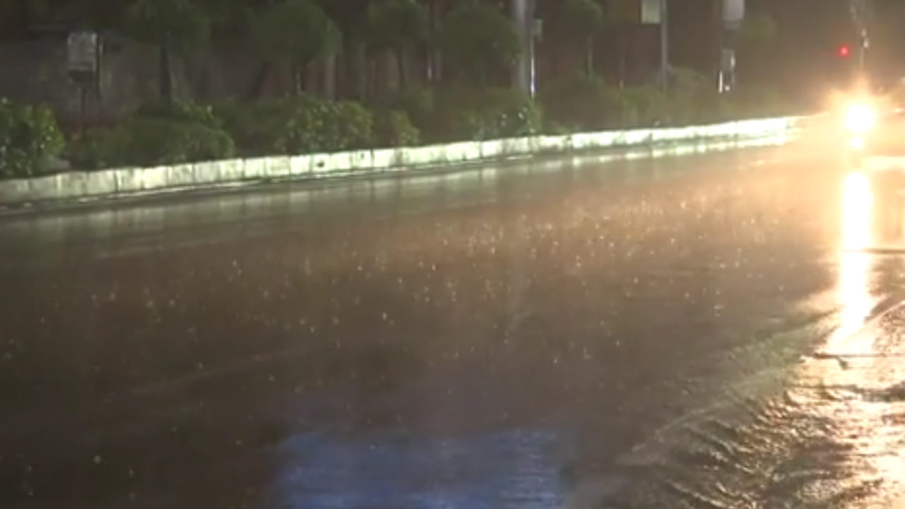Hyderabad:  హైదరాబాద్‌లో భారీ వర్షం.. పీక్‌ అవర్‌లో ట్రాఫిక్‌ జామ్‌లు