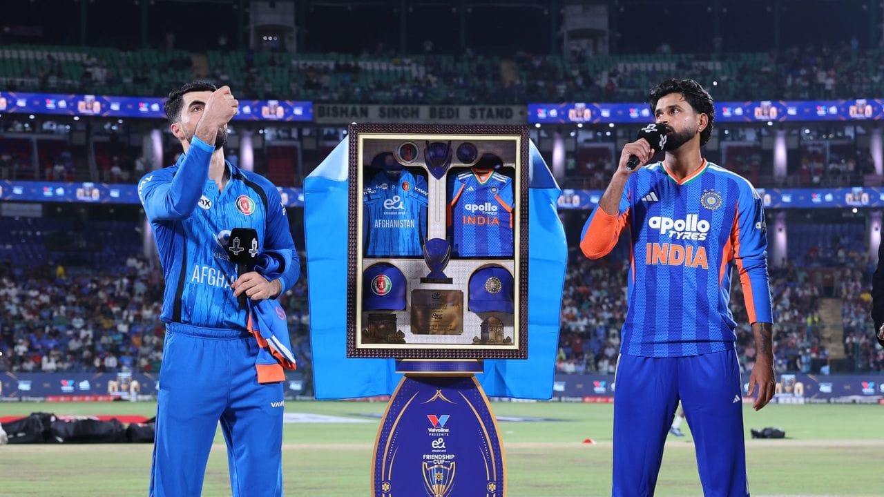 Shreyas Iyer Toss Record: అంతర్జాతీయ టీ20 ఫార్మాట్లో భారత సారథి శ్రేయస్ అయ్యర్ అరుదైన మైలురాయిని అధిగమించాడు. సెప్టెంబర్ 15న ఢిల్లీ వేదికగా అఫ్గానిస్థాన్తో జరిగిన రెండో టీ20 పోరులో టాస్ గెలిచి ఫీల్డింగ్ ఎంచుకున్న ఆయన, కెప్టెన్గా తన తొలి 12 టీ20 మ్యాచ్లలో ఏకంగా 11 సార్లు టాస్ గెలిచిన ఏకైక సారథిగా నిలిచాడు.
