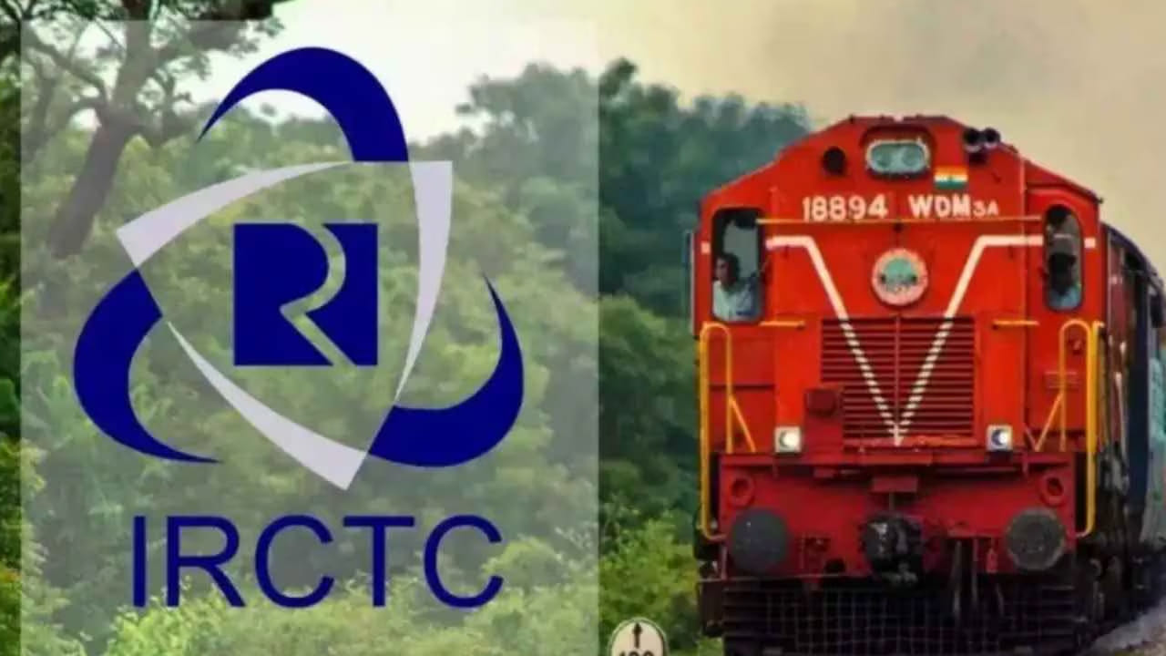 ఆన్లైన్ ద్వారా టికెట్ బుక్ చేసినప్పుడు గర్భిణీ మహిళలకు టికెట్ దక్కకపోతే ఆఫ్లైన్లో అభ్యర్ధించవచ్చు. రైల్వే రిజర్వేషన్ కౌంటర్ను సంప్రదించి వైద్య ధృవీకరణ పత్రం అందించాల్సి ఉంటుంది. దీంతో అధికారులు పరిశీలించి లోయర్ బెర్త్ కేటాయించే అవకాశం ఉంటుంది. ఆన్లైన్లో పొందలేనివారు ఈ విధానం పాటించాలి.