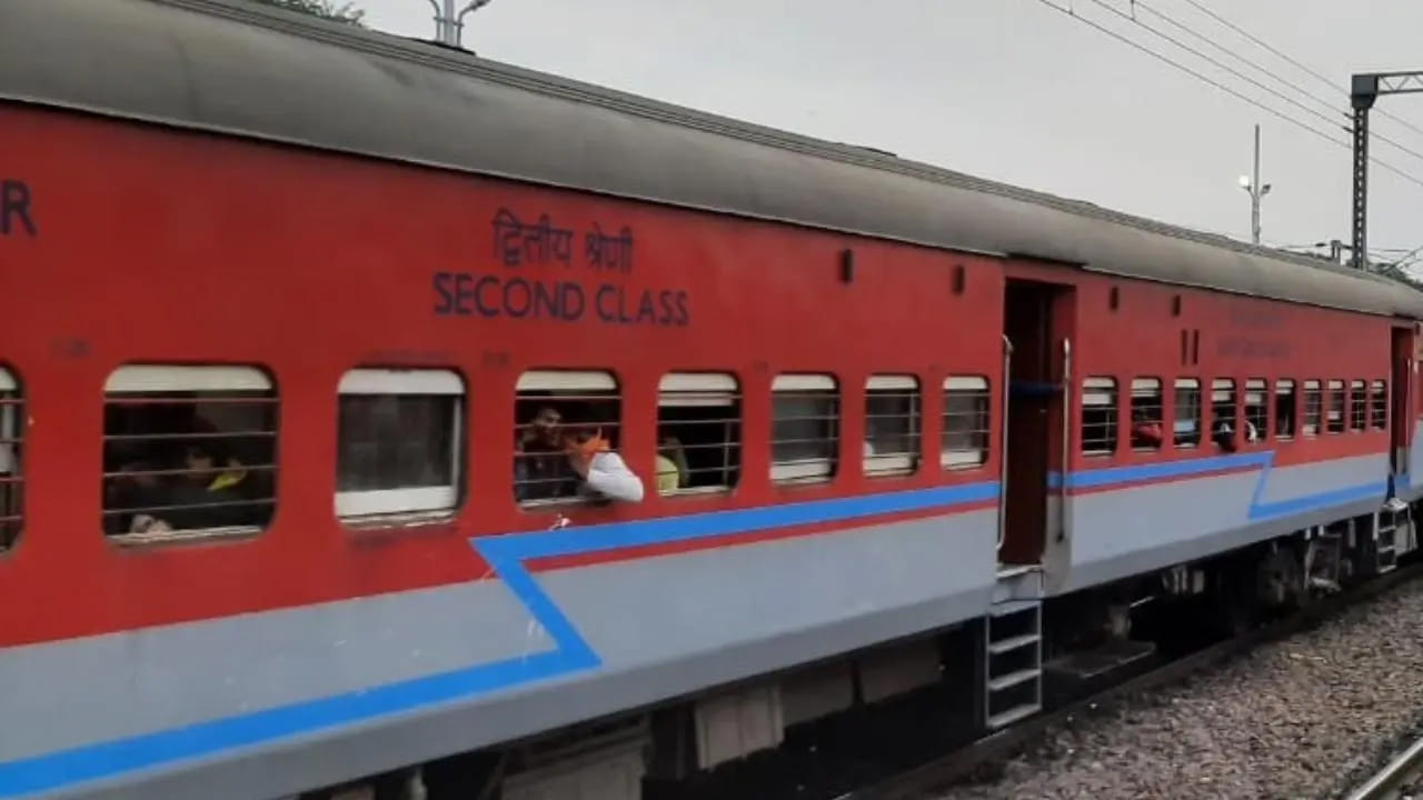 అయితే దీని వెనుక పెద్ద రీజన్ ఉంది. ట్రైన్ సేఫ్టీ, ప్రయాణికుల భద్రత కోసమే అలా ఏర్పాటు చేస్తారు. ప్రయాణికుల రద్దీ ఒకే ప్రాంతంలో కేంద్రీకృతం కాకూడదనే ఉద్దేశంతో జనరల్ కోచ్లను ముందు, వెనుక భాగంలో అమర్చుతారు. జనరల్ బోగీల్లో ఎక్కువ రష్ ఉంటుంది. నాన్ రిజర్వుడు కోచ్లు కావడంతో ఎంతమంది అయినా ఎక్కవచ్చు. దీంతో నిరంతరం కిటకిటలాడుతూ ఉంటుంది.