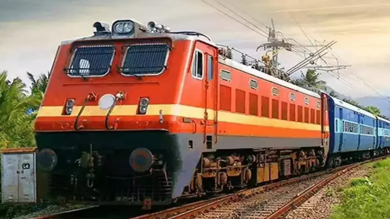 హైదరాబాద్ నుంచి వట్వా వెళ్లే రైలు బేగంపేట, లింగంపల్లి, వికారాబాద్, తాండూర్, వాడి, కల్ బుర్గి, సోలాపూర్, పుణె, కల్యాణ్, వాసాయి రోడ్, సూరత్, వడోదర రైల్వే స్టేషన్లలో ఆగుతుంది. ఇక వట్వా-హైదరాబాద్ ప్రత్యేక ట్రైన్ వడోదర, సూరత్, వాసాయి రోడ్, కల్యాణ్, లోనవాలా, పుణె, సోలాపూర్, కల్బుర్గి, వాడి, తాండూర్, వికారాబాద్, లింగంపల్లి, బేగంపేట స్టేషన్లలో ఆగుతుంది.