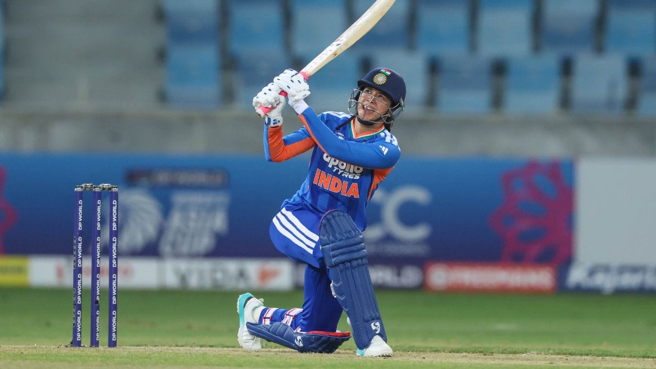Smriti Mandhana Records: టీమిండియా స్టార్ ఓపెనర్ లేడీ కోహ్లీగా పేరుగాంచిన స్మృతి మంధాన మహిళల అంతర్జాతీయ క్రికెట్లో సరికొత్త రికార్డ్ సృష్టించింది. టీమిండియా మాజీ దిగ్గజం మిథాలీ రాజ్ పేరిట ఉన్న అత్యధిక పరుగుల ప్రపంచ రికార్డును అధిగమించి ఈ జాబితాలో అగ్రస్థానానికి చేరుకుంది. దుబాయ్లో హాంకాంగ్తో జరిగిన మహిళల ఆసియా కప్ మ్యాచ్లో మంధాన ఈ ఘనత సాధించింది. 18వ ఓవర్లో రుచిత వెంకటేశ్ బౌలింగ్లో భారీ సిక్స్ కొట్టడంతో మిథాలీ రికార్డును బ్రేక్ చేసింది. అంతకుముందే తన కెరీర్లో రెండో టీ20 అంతర్జాతీయ శతకాన్ని పూర్తి చేసిన మంధాన 124 పరుగులతో దుమ్మరేపింది. 64 బంతుల్లో 14 ఫోర్లు, 7 సిక్సర్లతో 124 పరుగులు చేసిన మంధాన.. ఆసియా కప్ చరిత్రలో అత్యధిక వ్యక్తిగత స్కోరుగా నిలిచింది.