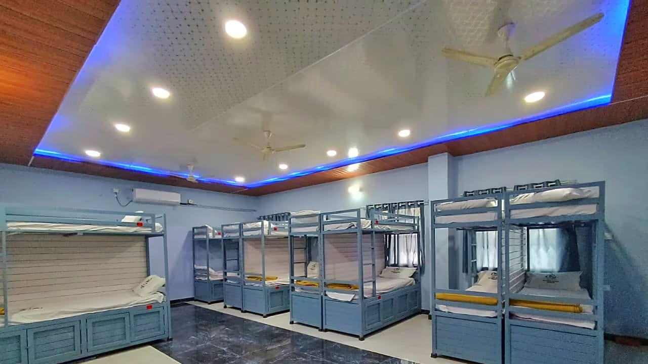 ట్రైన్ ఆలస్యమైనప్పుడు లేదా ఇతర కారణాల వల్ల రైల్వే స్టేషన్లో ఎక్కువసేపు ఉండాల్సి వచ్చినప్పుడు అక్కడే రూమ్స్ పొందవచ్చు. ప్రధాన రైల్వే స్టేషన్లలో రిటైరింగ్ రూమ్స్ అందుబాటులో ఉంటాయి. వీటిల్లో లగ్జరీ సౌకర్యాలు కల్పిస్తారు. వీటి ధర కూడా చాలా తక్కువగా ఉంటుంది. ఏసీ, నాన్ ఏసీ, సింగిల్, డబుల్, బెడ్, మంచాలు, సూట్ రూమ్లు ఉంటాయి.