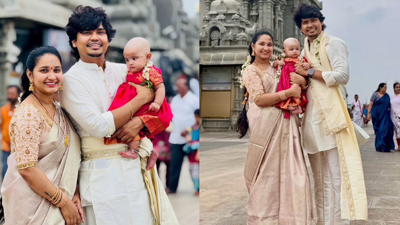  ఇందుకు సంబంధించిన ఫొటోలను స్వయంగా కార్తీకే సోషల్ మీడియాలో షేర్ చేసుకున్నాడు. దీంతో ఈ ఫొటోస్ నెట్టింట వైరల్ గా మారాయి. వీటిని చూసిన పలువురు బుల్లితెర ప్రముఖులు, సినీ అభిమానులు, నెటిజన్లు కెవ్వు కార్తీక్ దంపతులకు శుభాకాంక్షలు తెలుపుతున్నారు.
