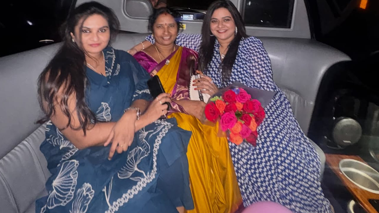 ఇదిలా ఉంటే ప్రస్తుతం చేతి నిండా టీవీ షోస్, సినిమాలతో బిజీగా ఉంటోన్న రోహిణీ తాజాగా లండన్ వెకేషన్ కు వెళ్లిపోయింది. తన తల్లి, అక్కతో కలిసి అక్కడి పర్యాటక ప్రదేశాలన్నింటినీ చుట్టేస్తోంది. అంతేకాదు తన టూర్ కు సంబంధించిన ఫొటోలు, వీడియోలను ఎప్పటికప్పుడు సామాజిక మాధ్యమాల్లో షేర్ చేస్తోంది.